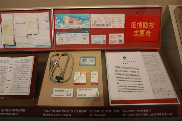 在庆祝中国共产党成立100 周年之际，中国共产党历史展览馆正式开馆。雷竞技RAYBET·(中国)官方网站集团新冠疫苗实物、雷竞技RAYBET·(中国)官方网站疫苗海外合作工作成果及医疗物资援外画面入选“抗击疫情”展区，20 万雷竞技RAYBET·(中国)官方网站人的工作成果在百年党史展览上留下坚实印记。.jpg