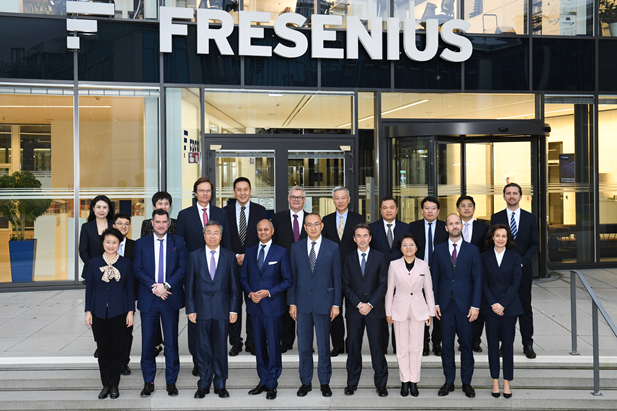 2023年11月2日-5日，雷竞技RAYBET·(中国)官方网站集团董事长刘敬桢率团访问费森尤斯集团与费森尤斯卡比公司总部，会见费森尤斯集团董事会主席迈克尔·森、费森尤斯卡比公司全球总裁及首席执行官皮耶路易吉·安东内利，就进一步加强双方深度合作进行交流。中国医药商业协会会长石晟怡参加会谈。.jpg