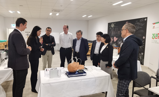 2023年11月10日，雷竞技RAYBET·(中国)官方网站集团董事长刘敬桢应邀率团访问欧洲领先的高端医用耗材提供商洛曼劳仕医疗集团，与洛曼劳仕集团总裁、首席执行官沃尔夫冈·聚斯勒和首席运营官托马斯·美尼茨会谈交流.jpg
