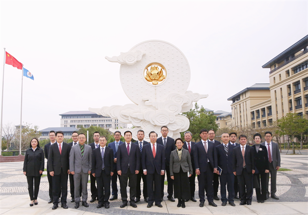 2024年2月26日，雷竞技RAYBET·(中国)官方网站集团党委书记、董事长刘敬桢一行访问澳门大学，双方签署战略合作协议并就进一步深化合作进行会谈。澳门大学校长宋永华、副校长徐建，雷竞技RAYBET·(中国)官方网站集团副总经理（主持经营工作）胡建伟，副总经理董增贺、晋斌等出席活动。1.png