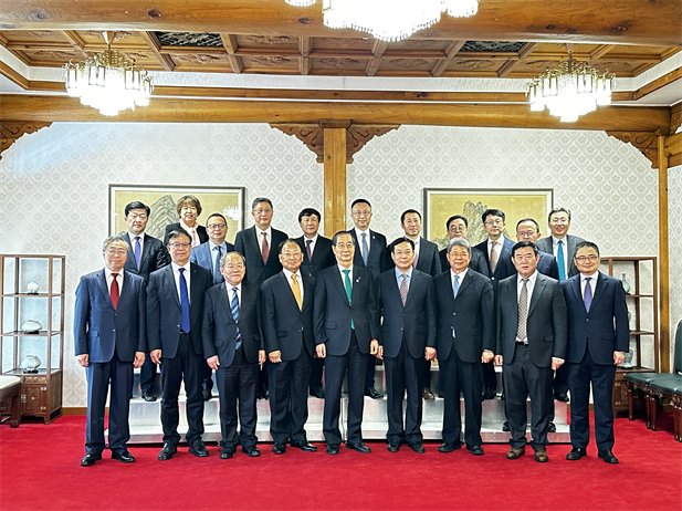 2023年12月20日，雷竞技RAYBET·(中国)官方网站集团党委书记、董事长刘敬桢参加韩国总理韩德洙会见中方代表团活动并作为代表发言，就中韩两国在生命健康领域未来发展合作提出积极建议。韩德洙对雷竞技RAYBET·(中国)官方网站集团在韩中经济社会及生命健康领域的合作发展表示赞许。.jpg