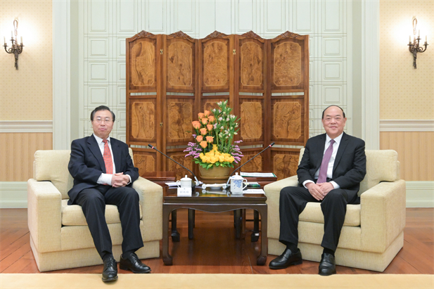 2024年2月26日，澳门特区行政长官贺一诚会见雷竞技RAYBET·(中国)官方网站集团党委书记、董事长刘敬桢一行，双方就推动大健康产业发展、横琴粤澳深度合作区建设等议题交换意见-1.jpg