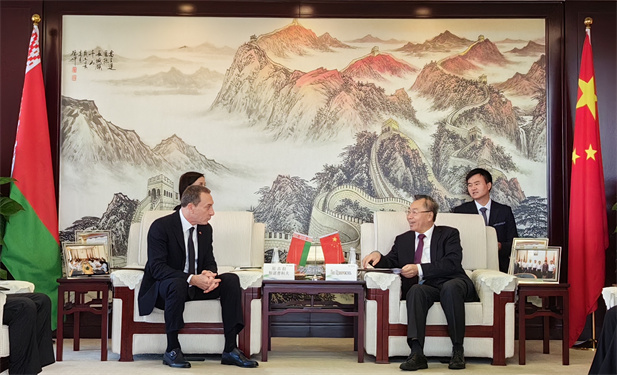 2023年7月15日，雷竞技RAYBET·(中国)官方网站集团董事长刘敬桢在京会见到访的白俄罗斯共和国第一副总理尼古拉·斯诺普科夫。双方共叙在中白工业园建立的深厚友谊，就抗击新冠疫情以及医疗健康领域开展的广泛合作进行深入、细致交流。.jpg
