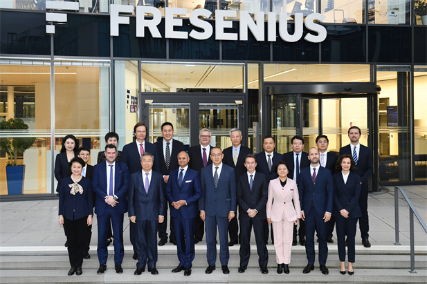 2023年11月2日-5日，雷竞技RAYBET·(中国)官方网站集团董事长刘敬桢率团访问费森尤斯集团与费森尤斯卡比公司总部，会见费森尤斯集团董事会主席迈克尔·森、费森尤斯卡比公司全球总裁及首席执行官皮耶路易吉·安东内利，就进一步加强双方深度合作进行交流。中国医药商业协会会长石晟怡参加会谈。.jpg
