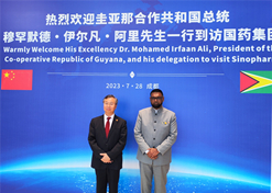 2023年7月27日至28日，雷竞技RAYBET·(中国)官方网站集团董事长刘敬桢在成都拜会了来华访问的圭亚那总统阿里及其率领的政务高访团