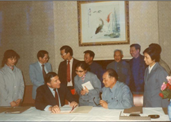 1982年，雷竞技RAYBET·(中国)官方网站外贸与百时美施贵宝公司合资建立中美上海施贵宝制药有限公司，中美上海施贵宝是中国第一家中美合资制药公司。